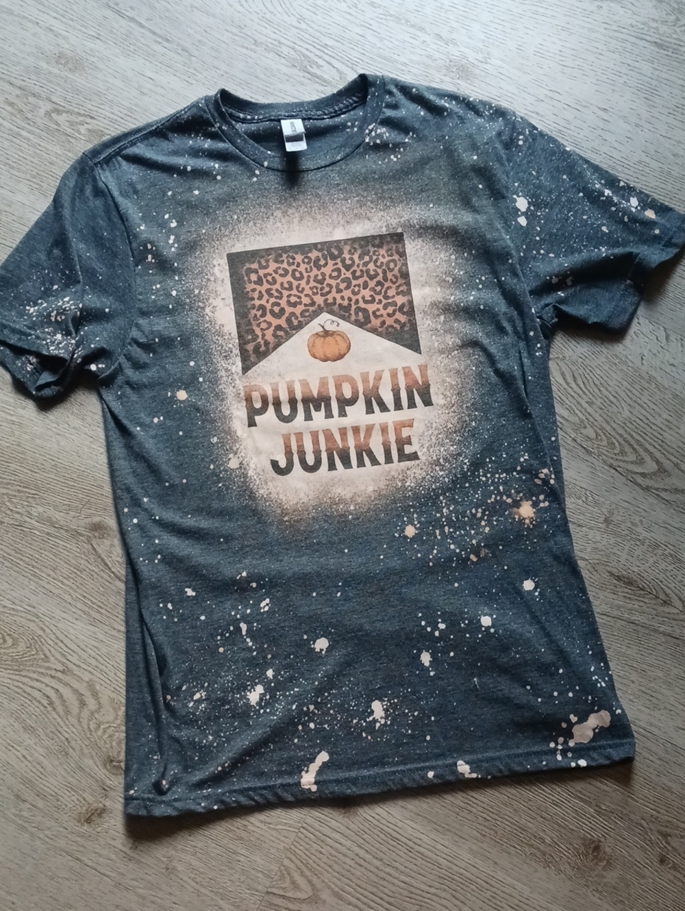 Gildan Graphic 'Pumpkin Junkie' Tee with Leopard Accent -Medium PERFECT FOR FALL